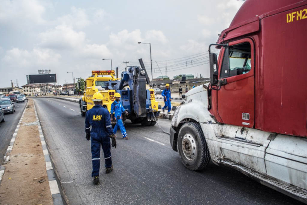 Dangote Flour Truck In A Lone Accident Around Ojuelegba Lagos. - AUTOJOSH