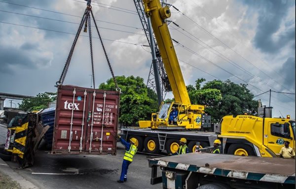 container-truck-fell-along-ijora