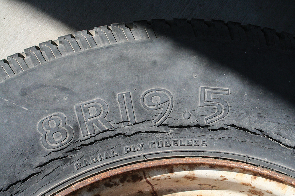 tires-sidewall-cracks-2-autojosh