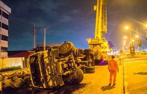 truck-fell-ikeja