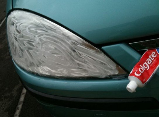 toothpaste-used-to-clean-headlamps
