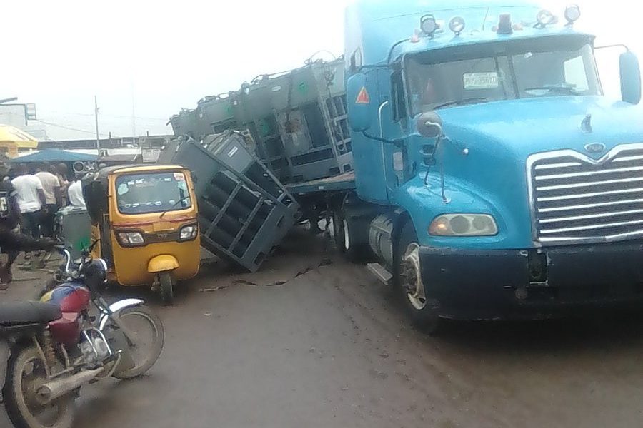 Trailer Carrying Gas Falls At Ojekunle, Mushin, Lagos (Photos) - AUTOJOSH