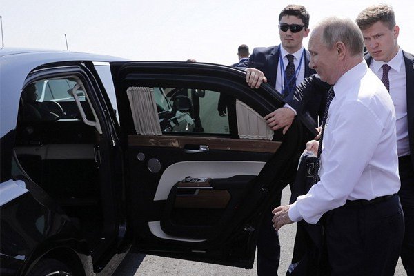 Did You Know Putin's Aurus Limo Will Keep Him Safe When Submerged In Water? - autojosh