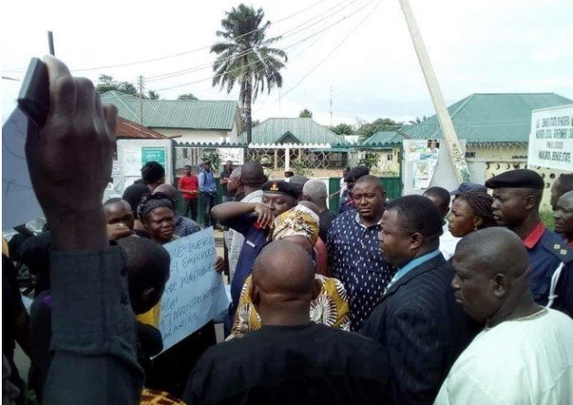 lady protest on road