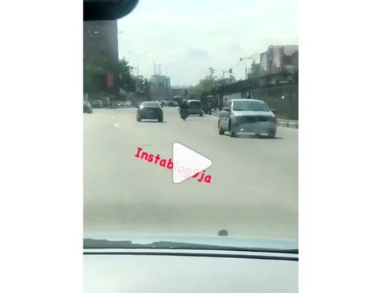 Man reverses his car from V.I to Ikoyi, today, in Lagos. 📹: @prettifiers A post shared by Instablog9ja (@instablog9ja) on Aug 16, 2018 at 1:50am PDT