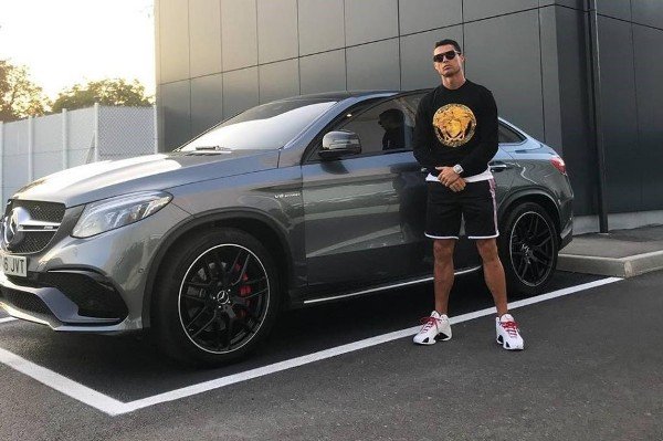 ronaldo poses with mercedes