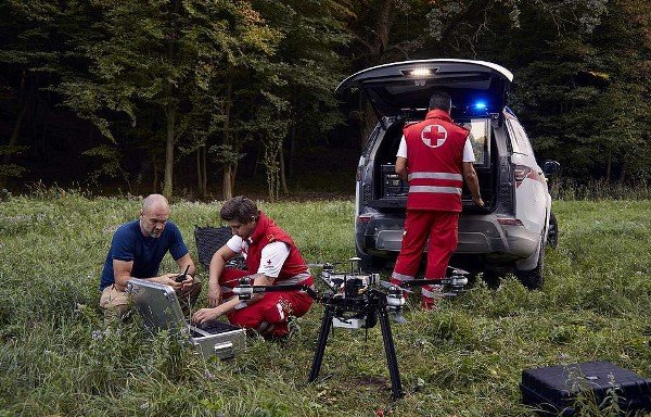 land rover discovery vehicle for redcross drone