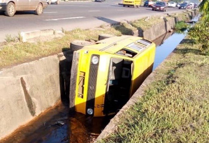 danfo tumbles into gutter