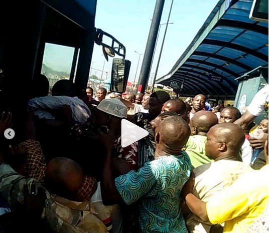 nigerians stuggle for BRT in Ikorodu