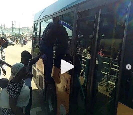 nigerians stuggle for BRT in Ikorodu