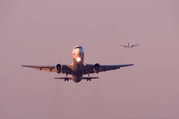 See The Terrifying Moment An Aeroplane Is Forced To Abort Landing After ...