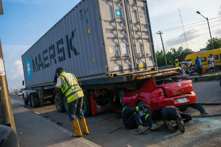 car run under truck