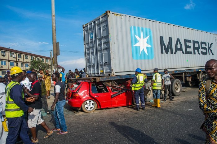 car run under truck