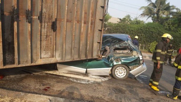 container fall on cars