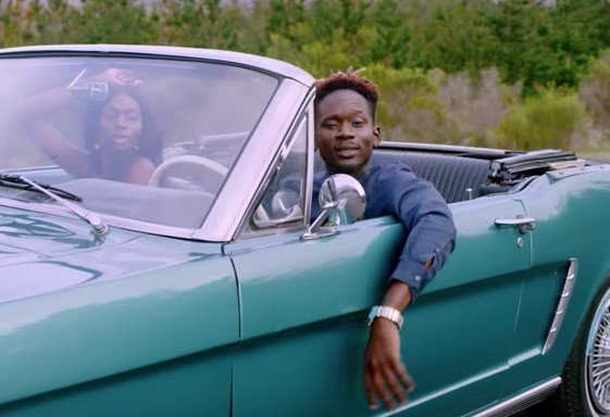 mr eazi in a car