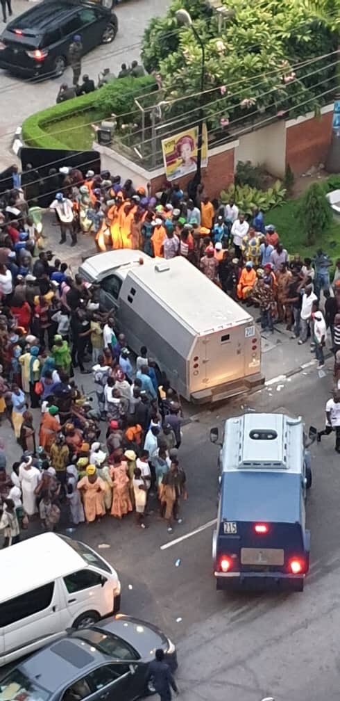 bullion vvans heading into tinubu's ikoyi compound