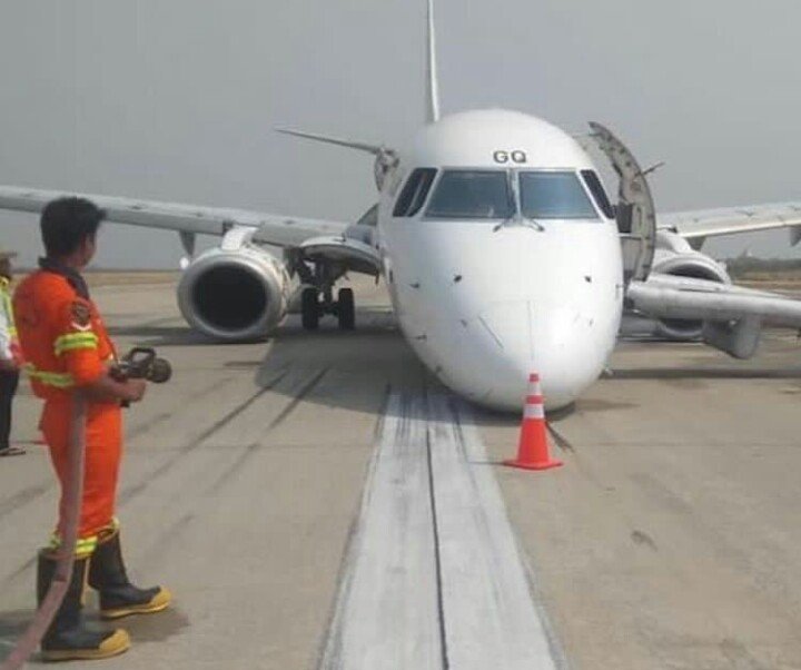 plane landed without front wheels by pilot