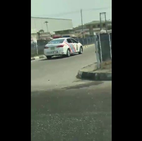 driver dribbles police car