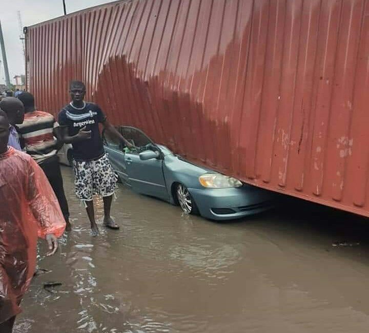 container falls vehicle apapa