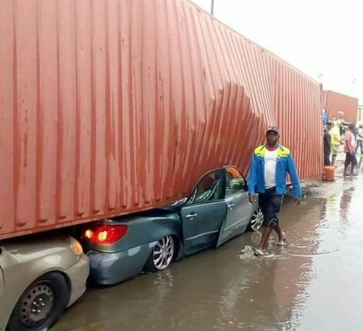 container falls vehicle apapa