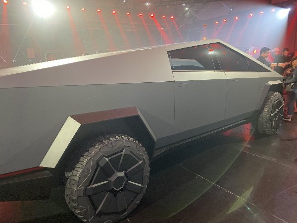 Tesla-Cybertruck-Pickup-Truck-Armoured-Unbreakable-Windows-Shatters