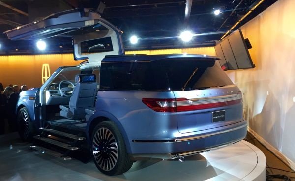 Lincoln-Navigator-Concept-Gull-wing-Doors