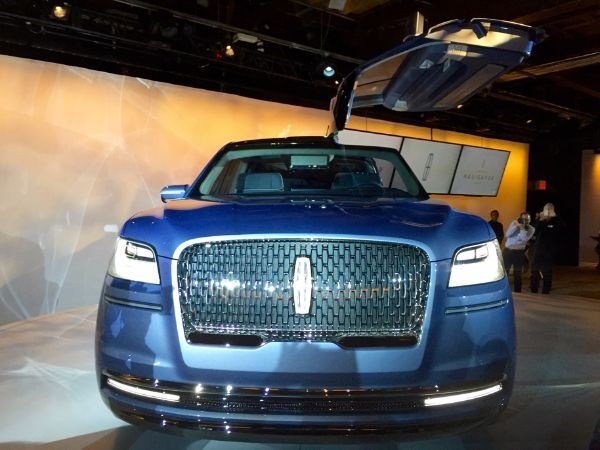 Today's Photos : This Lincoln Navigator Concept With Gullwing Doors Previews Current-gen SUV - autojosh 