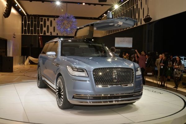 Lincoln-Navigator-Concept-Gull-wing-Doors