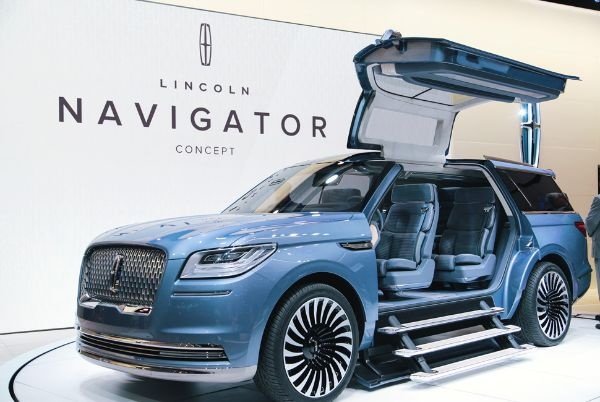 Today's Photos : This Lincoln Navigator Concept With Gullwing Doors Previews Current-gen SUV - autojosh 