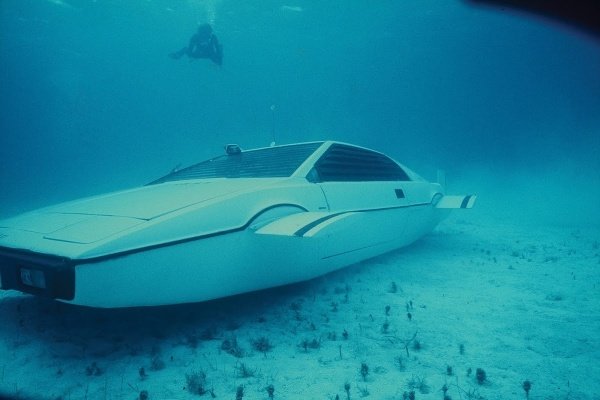 James-Bond-Lotus-Esprit-Submarine-Car