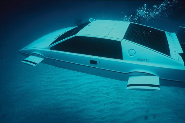 James-Bond-Lotus-Esprit-Submarine-Car