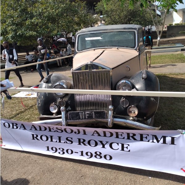 Today's Photos : Ooni “Oba Adesoji Aderemi” Arriving University Of Ife (OAU) In His Rolls-Royce Phantom V In 1976 - autojosh