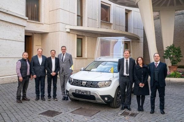 Popemobile-Pope-Francis-Dacia-Duster