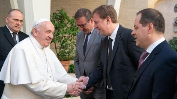 Popemobile-Pope-Francis-Dacia-Duster