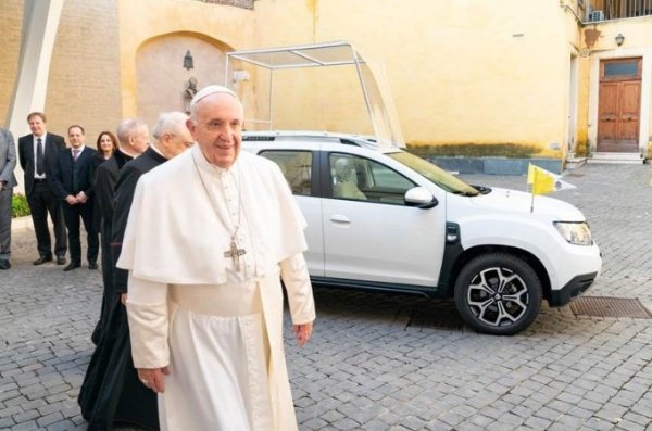 Popemobile-Pope-Francis-Dacia-Duster