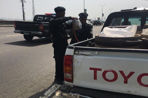 RRS-Officers-Helps-With-Some-Fuel-On-Third-Mainland-Bridge-autojosh