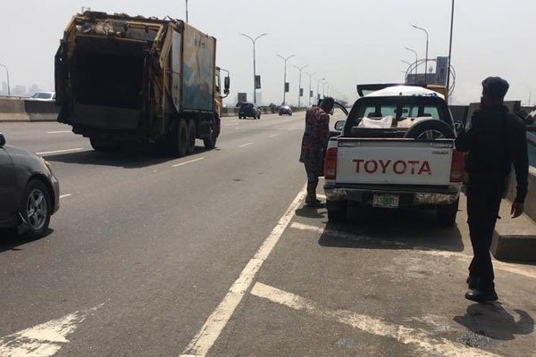 RRS-Officers-Helps-With-Some-Fuel-On-Third-Mainland-Bridge-autojosh