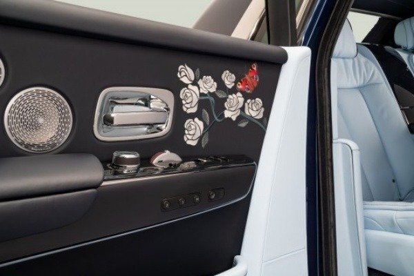 Rose-Phantom-Bespoke-Flowers-Rolls-Royce