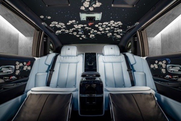 Rose-Phantom-Bespoke-Flowers-Rolls-Royce