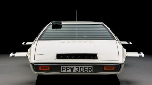 Tesla-Cybertruck-Inspired-James-Bond-Lotus-Esprit-Submarine-Car