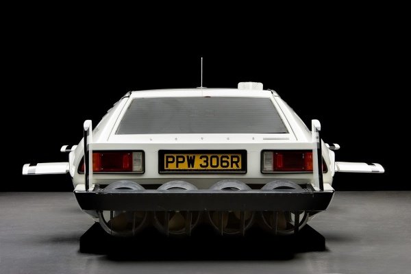 Tesla-Cybertruck-Inspired-James-Bond-Lotus-Esprit-Submarine-Car