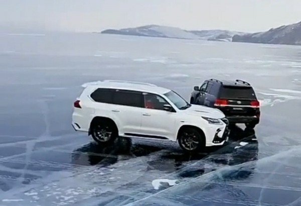 Toyota-LC200-Lexus-LX570-Collide-Ice-Drifting-Frozen-Russian-Lake