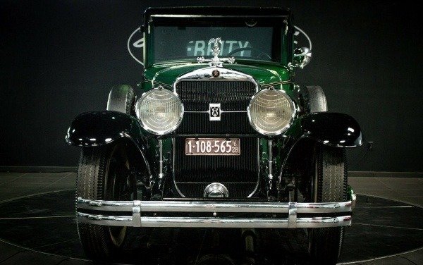 1928-bulletproof-cadillac-american-gangster-al-capone-scarface-$1-million