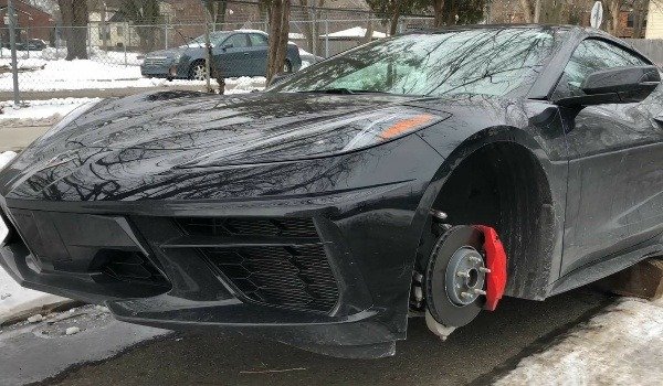 2020-chevrolet-corvette-C8-wheels-tyres-stolen