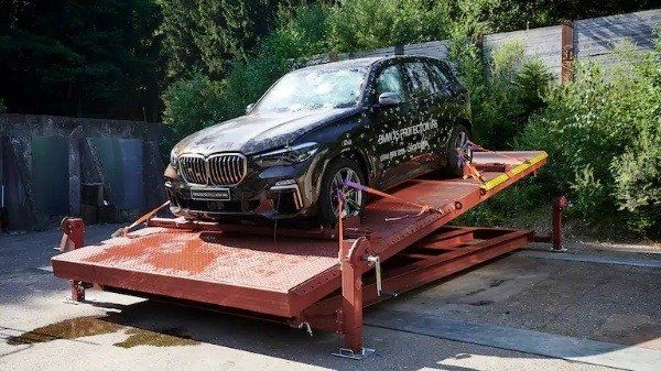 dr-daniel-huber-bmw-engineer-bmw-X5-protection-vr6-autojosh