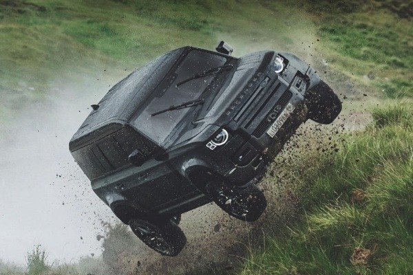 3-land-rover-defender-james-bond-007