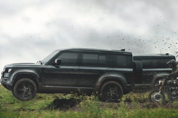 3-land-rover-defender-james-bond-007