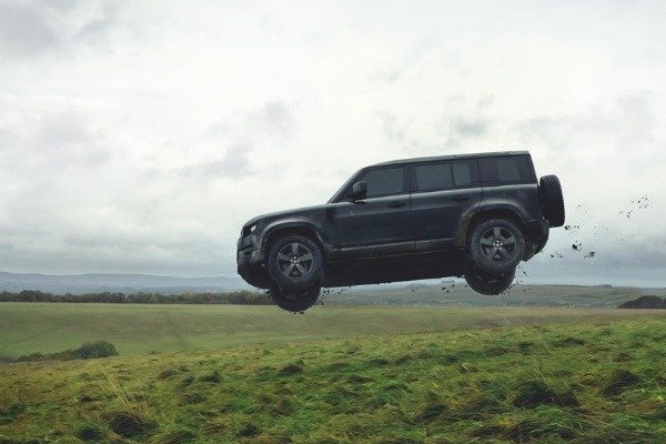 3-land-rover-defender-james-bond-007