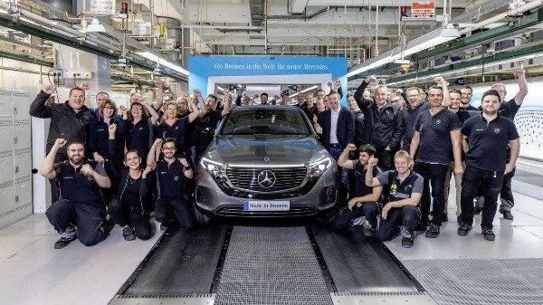 daimlers-mercedes-benz-rewards-employees-bonus