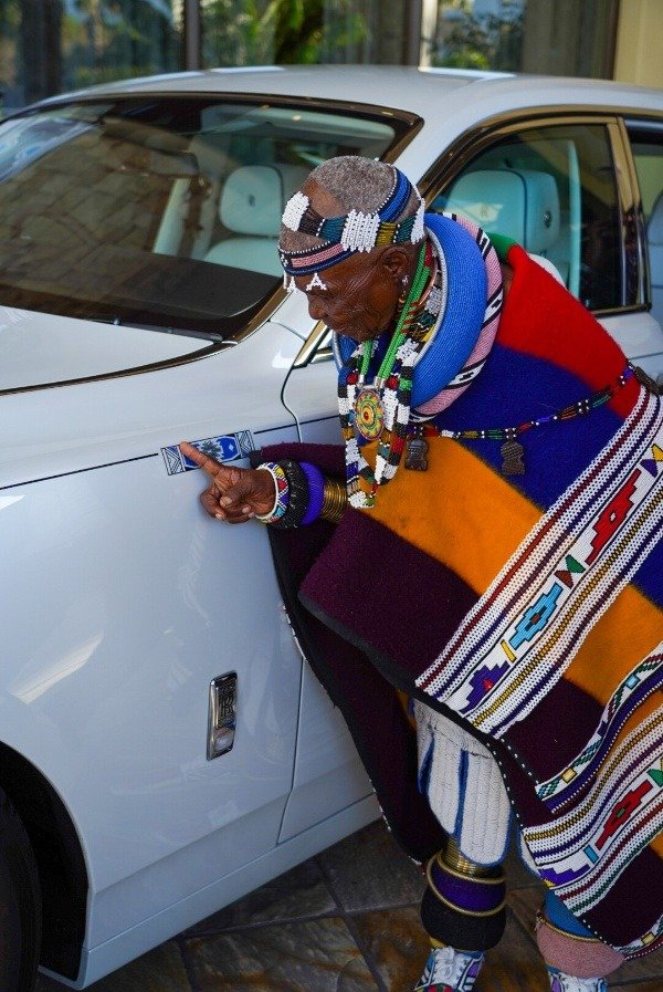 esther-mahlangu-south-african-sa-artist-rolls-royce-phantom